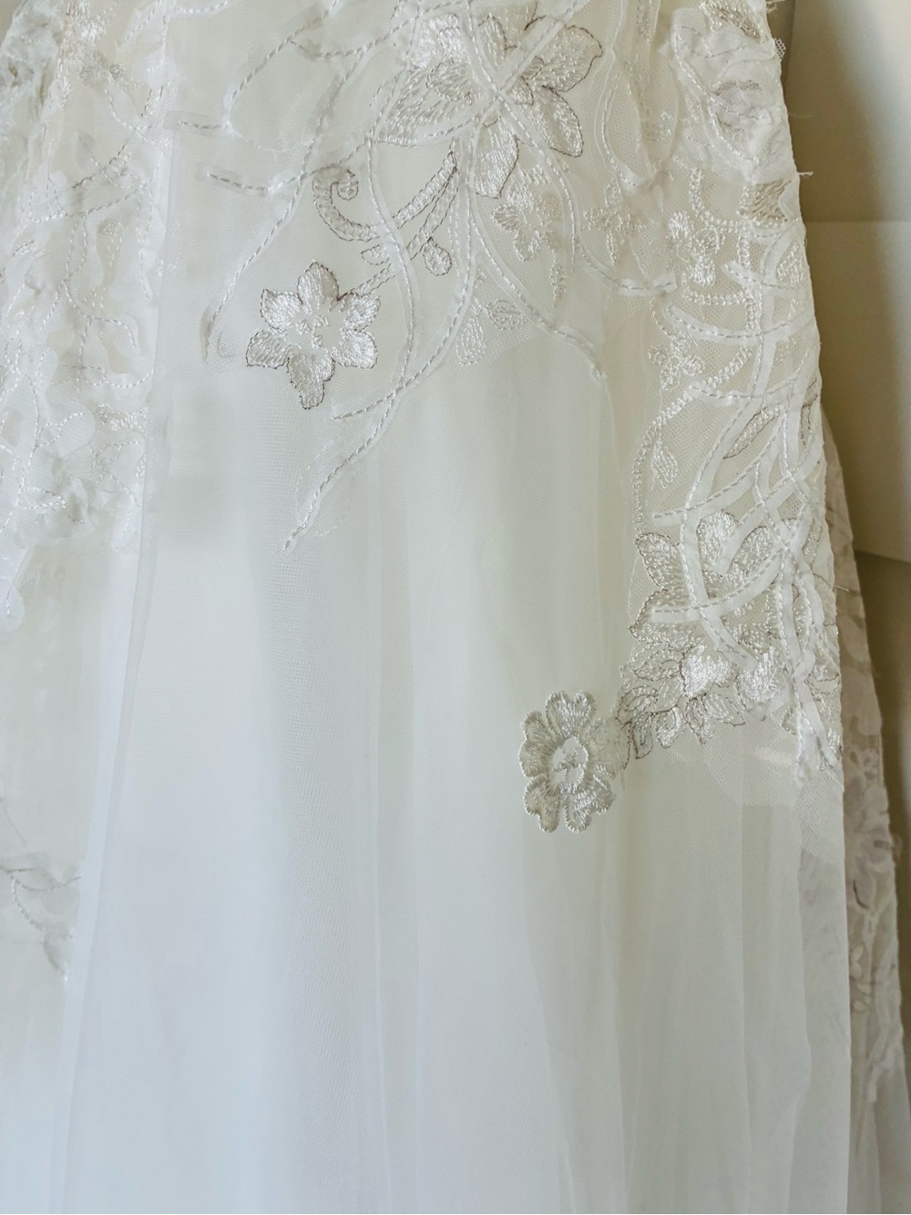 Size M Stunning Lace Wedding Gown - Picture 10 of 16